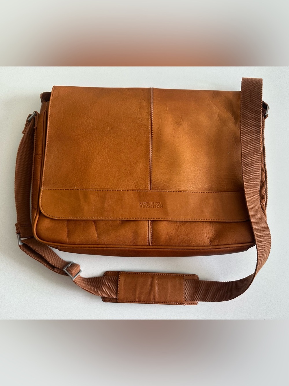 Kenneth Cole Reaction Columbian Leather Crossbody Laptop / Tablet Messenger Bag